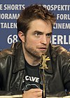 https://upload.wikimedia.org/wikipedia/commons/thumb/a/ae/Robert_Pattinson_at_the_2018_Berlin_Film_Festival.jpg/100px-Robert_Pattinson_at_the_2018_Berlin_Film_Festival.jpg